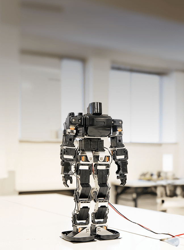 ロボット制御コースで、時代が求める先進技術を学ぶ