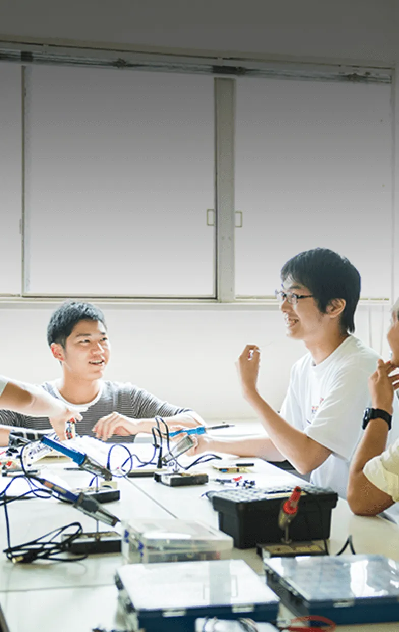 仲間とのチーム製作を通じ、「共に創る」ことを学ぶ