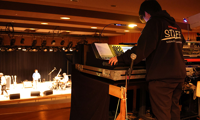 神戸電子ソニックホールでの、音響オペレーション実習の様子