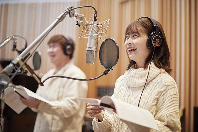 アフレコをしている学生