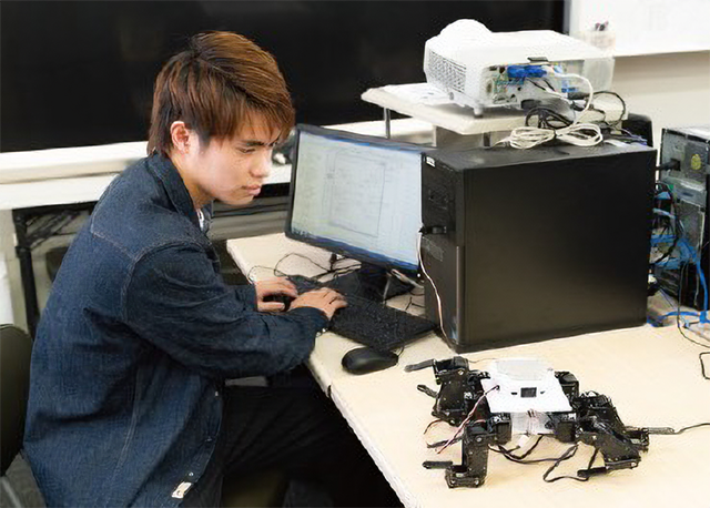 ロボットをプログラムで制御している様子