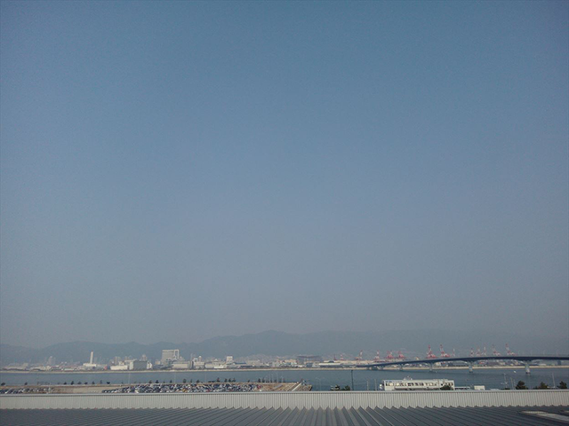 海側（神戸空港）から見た神戸の景色