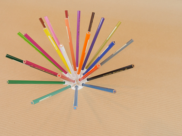 学生の作品。様々な色の、鉛筆やペンをコンパクトに差して置けるスタンド