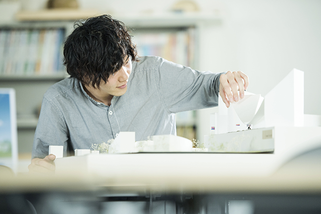 建築模型を組み立てる学生