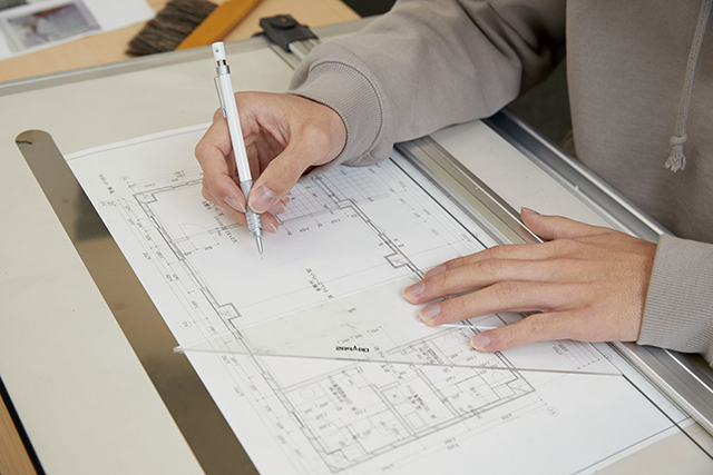 建築図面を描く学生