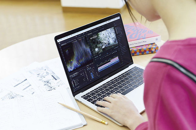 動画を編集する様子