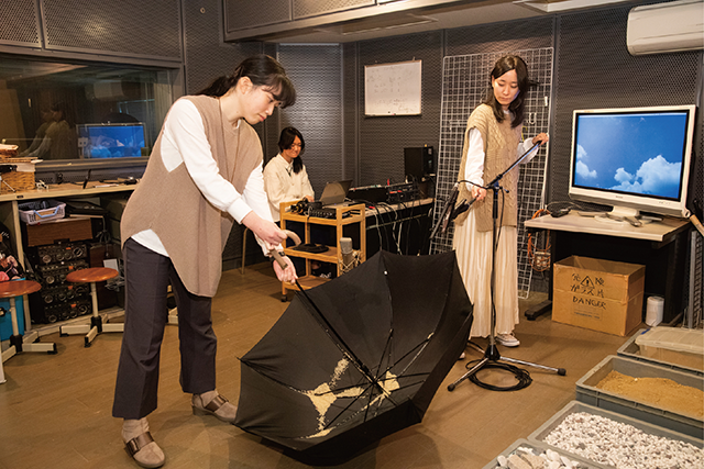 フォーリースタジオで、効果音の収録をする学生