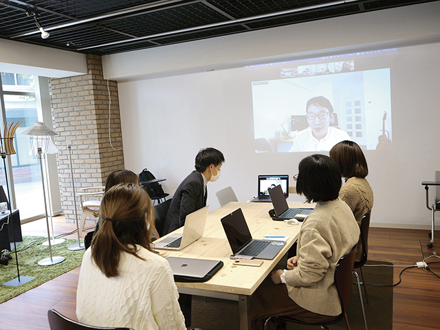 産学連携で、企業の方とオンライン会議に参加する学生たち