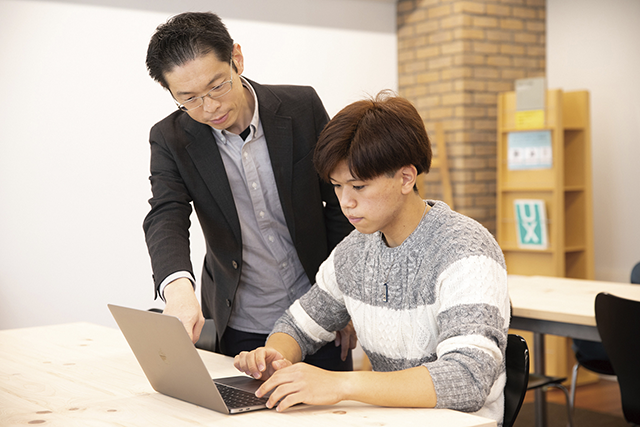 教員に指導を受ける学生の様子