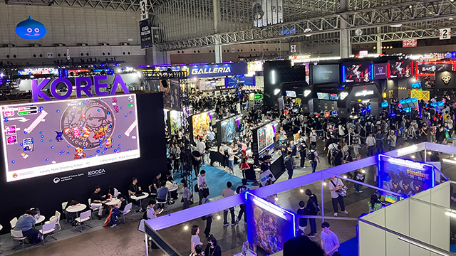 2024年開催の東京ゲームショウの様子。少し上のフロアから取った写真。ブースに多くの来場者が集まる様子がうかがえる。