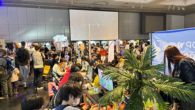 2026年5月開催のBitSummitの写真。たくさんのブースに多くの来場者g試遊している様子が伺えます。