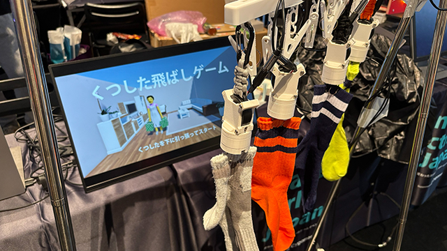 洗濯物の靴下を使ったゲーム展示の写真