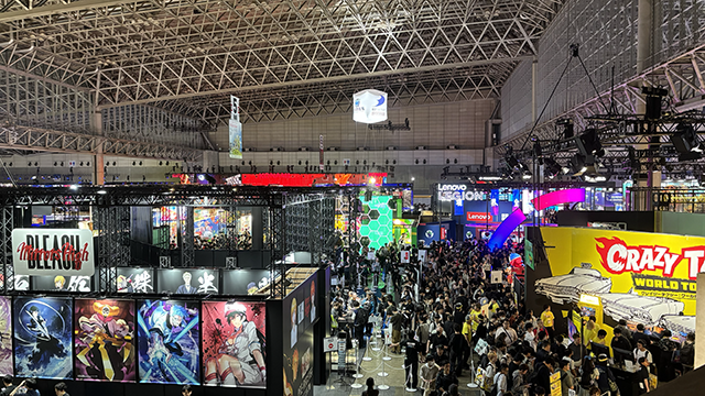たくさんの企業ブースとそこへ訪れる来場者の写真