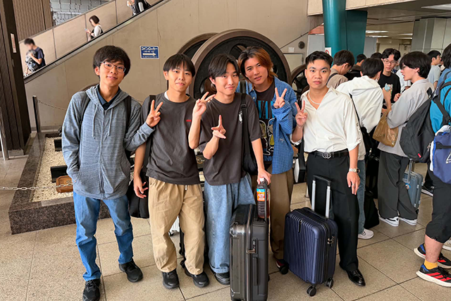 出発前、新大阪駅にて集合している学生たちの写真