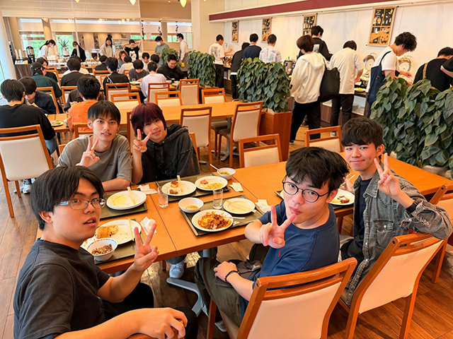 ホテルでの朝食をとる学生たちの写真