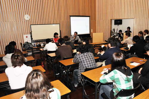 始めは緊張気味で耳を傾ける学生たち