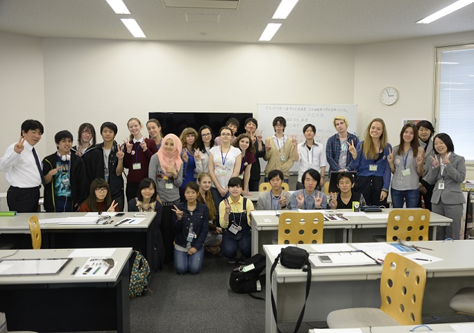 2016/10/21（金）に神戸電子専門学校のデジタルアニメ学科の学生と、  ロシアから招聘された10名の学生がアニメ制作実習を通じて交流をしました。