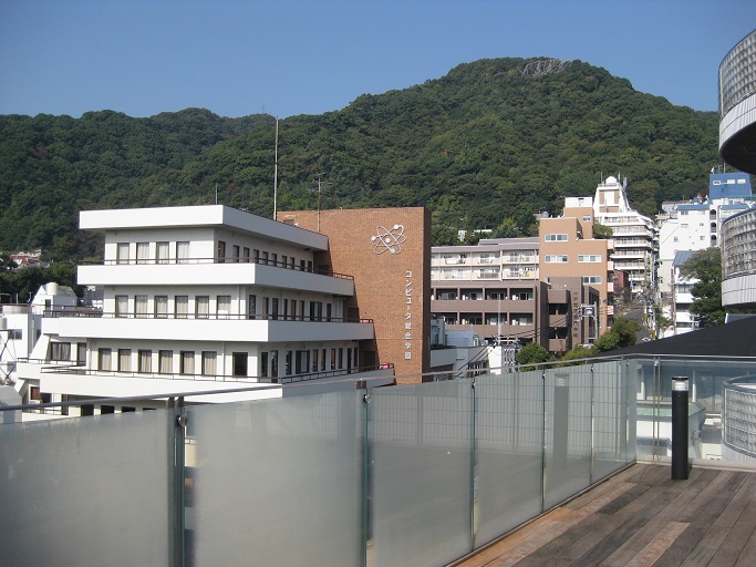 神戸電子専門学校北野館屋上のテラスにて