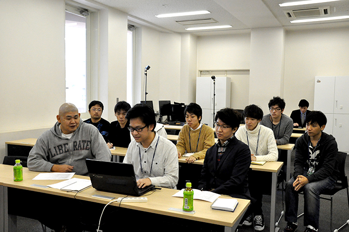 作品アドバイス会の様子。